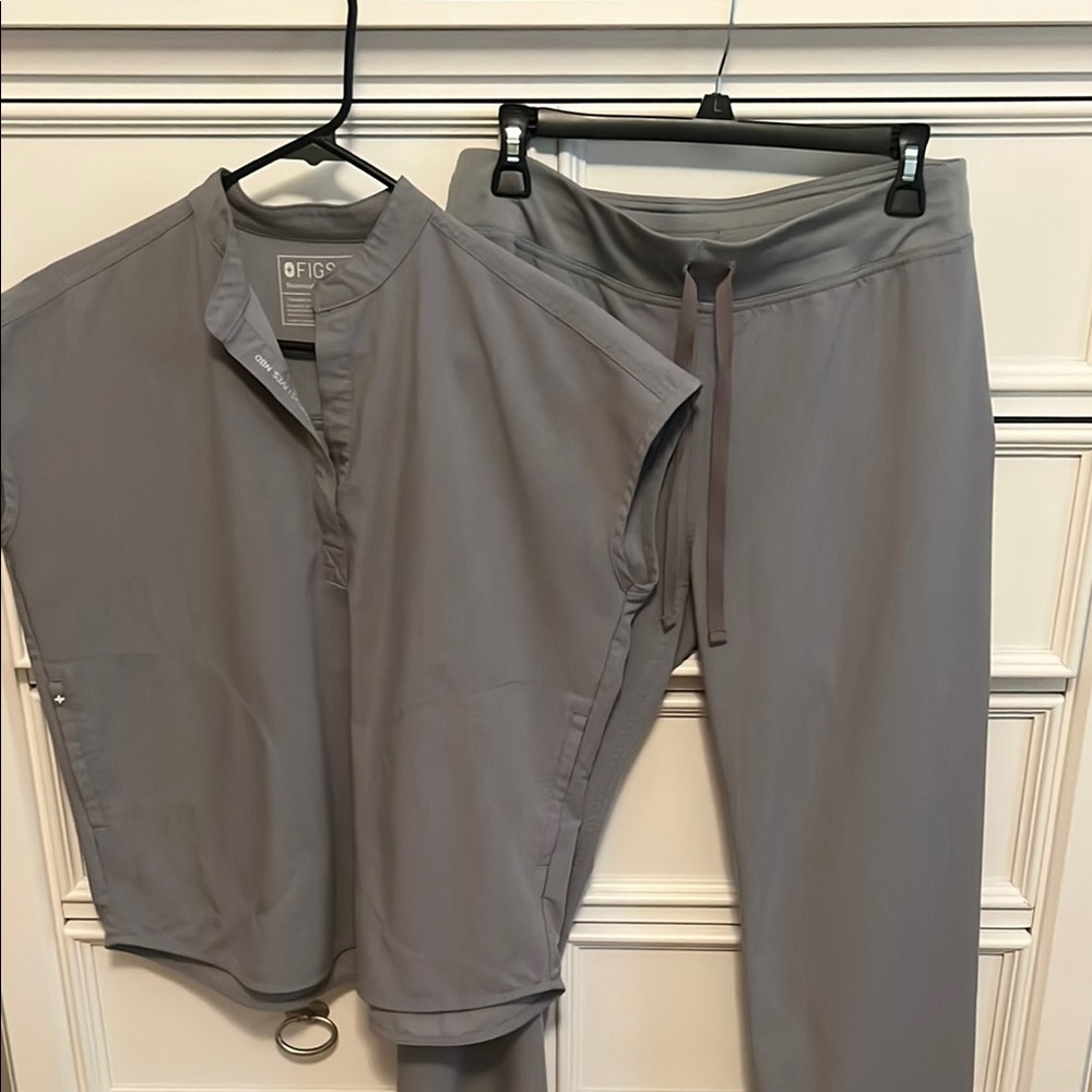 Figs scrubs in Space Gray like brand new
